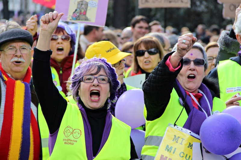 Mujeres mayores participan en una manifestación por el derecho al aborto