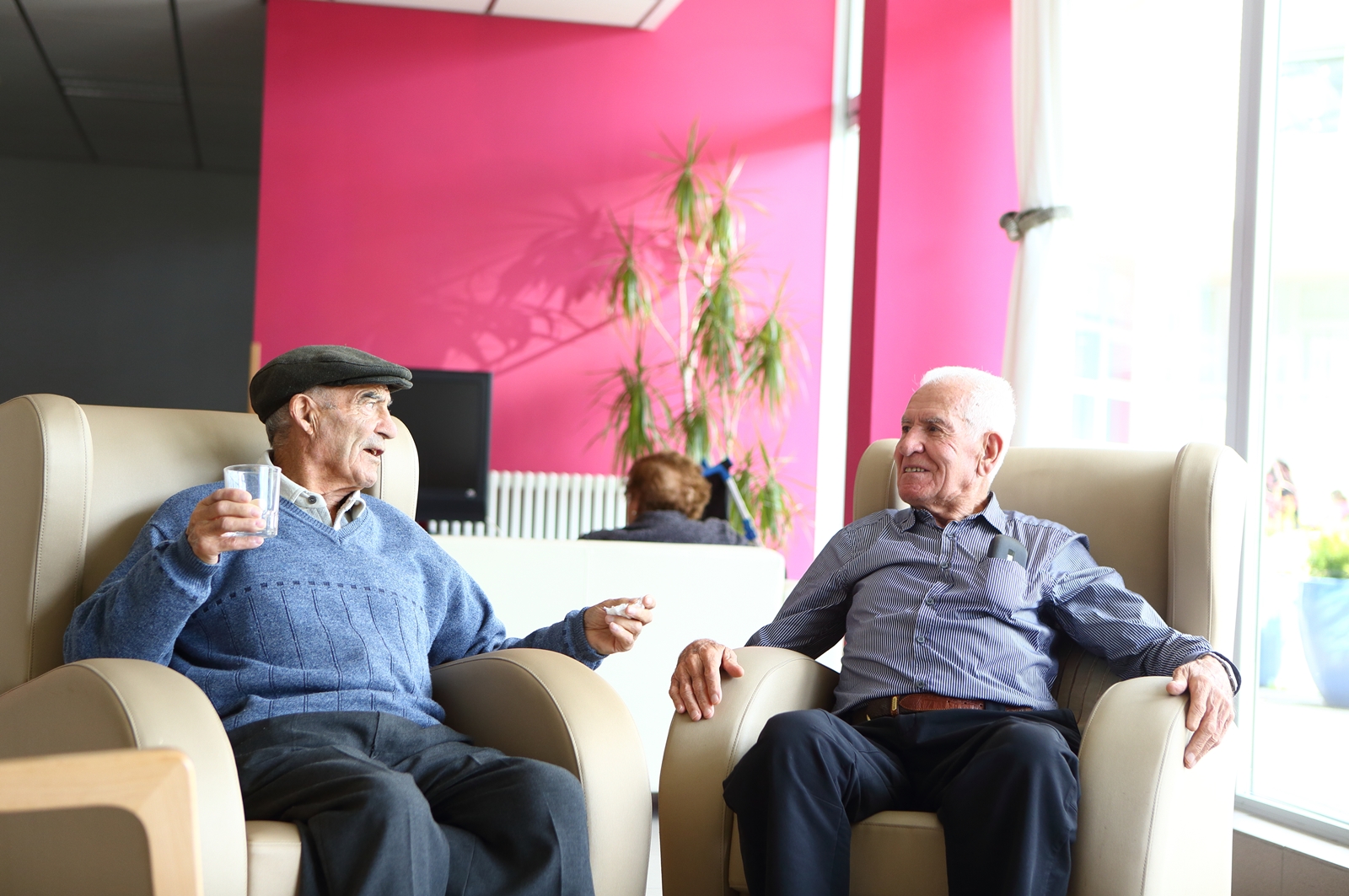 Personas mayores conversan sentadas en Argixao